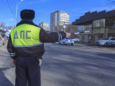 Bir Rus polisi arabayı durdurdu. İade. 