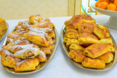Lokantada insanlar olmadan tabakta hamur ürünleri..