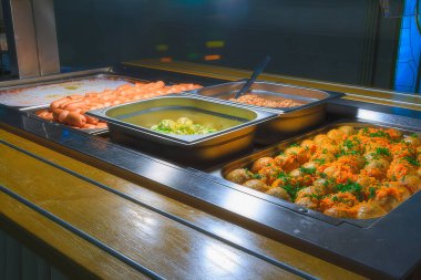 Hamur köftesi, karabuğday lapası, güveç ve köfte dolu bir masa..