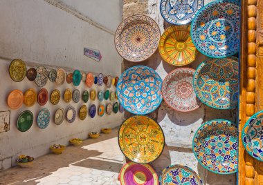 Marrakesh sokak duvarlara geleneksel renkli Fas tabak.