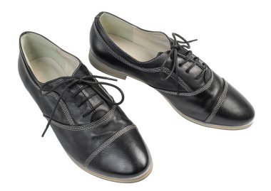 Beyaz arka plan üzerinde izole dantel ile klasik siyah deri ayakkabı 