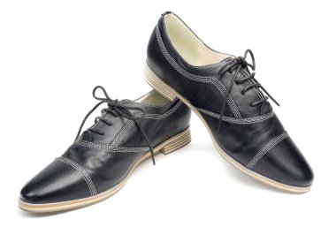 Beyaz arka plan üzerinde izole dantel ile klasik siyah deri ayakkabı