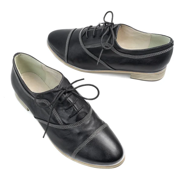 Κλασικά Μαύρα δερμάτινα παπούτσια με κορδόνια που απομονώνονται σε λευκό φόντο — Φωτογραφία Αρχείου