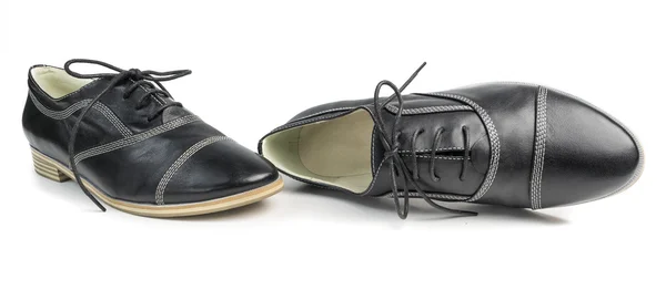 Klasyczne czarne skórzane buty z koronki na białym tle — Zdjęcie stockowe