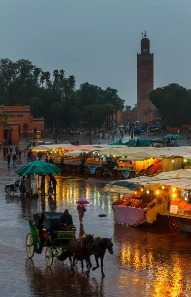 晚上下大雨。摩洛哥, Djemaa el Fna 图库照片