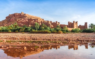AIT Benhaddou Kasbah Fas suya yansıyan.