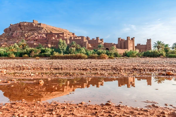 AIT Benhaddou Kasbah знайшло своє відображення у воді, Марокко. — стокове фото