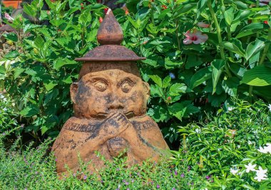 Küçük Buda'nın seramik heykel ekmek yemek