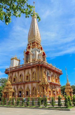 Güzel Pagoda ağaçların arasında Tayland