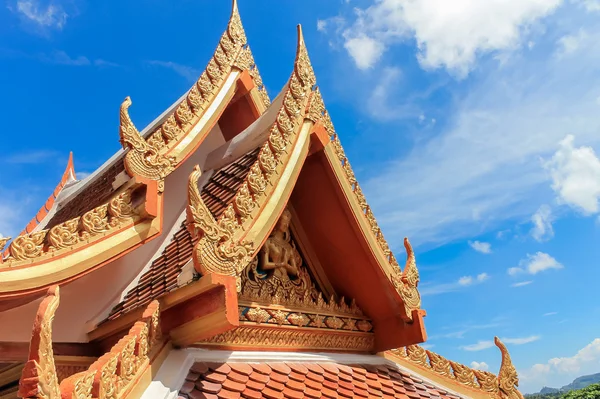Nádherný starověký chrám v Thajsku proti modré obloze. — Stock fotografie