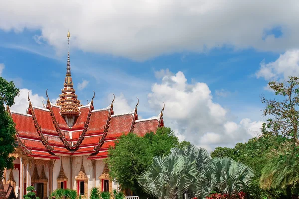 Nádherný Pagoda v Thajsku mezi stromy — Stock fotografie