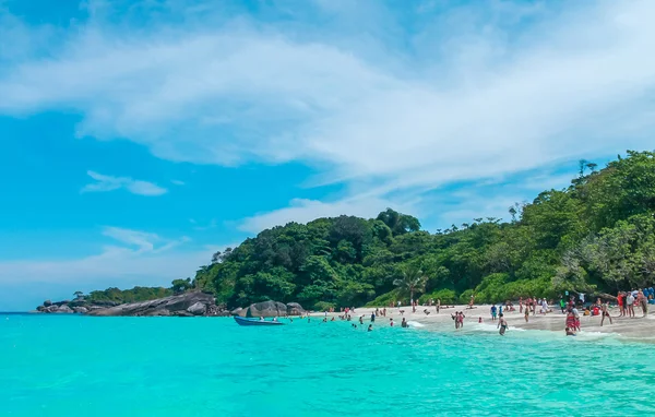 Тропический райский остров с белым песком — стоковое фото