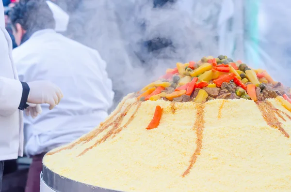 Açık havada büyük bir kuskus hazırlanması. Fas Festivali