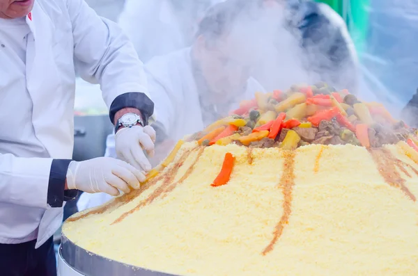 Açık havada büyük bir kuskus hazırlanması. Fas Festivali