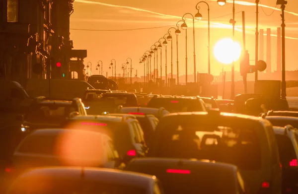 Los coches están en atasco durante una hermosa puesta de sol dorada . — Foto de Stock
