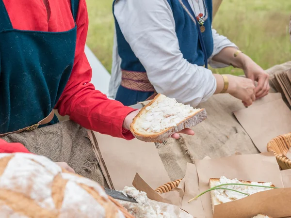 Lidé dát paštika na ohništi chléb nakrájíme nožem — Stock fotografie