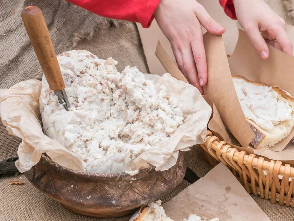 İnsanlar Ocak ekmek bıçağıyla kesilmiş pate koymak — Stok fotoğraf