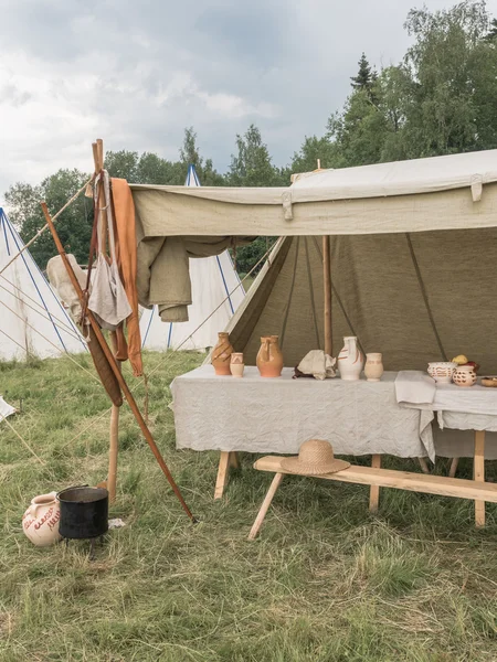 Eski ahşap ve kil yemekleri yemekten sonra masanın üzerine bıraktı