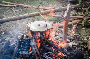 Açık havada kampta yemek