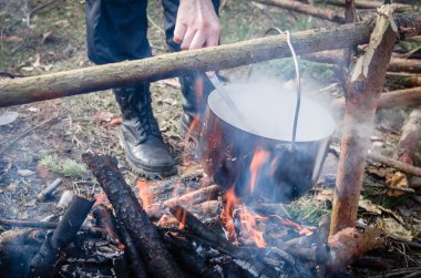 Açık havada kampta krep pişirme