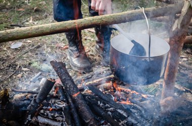 Açık havada kampta krep pişirme