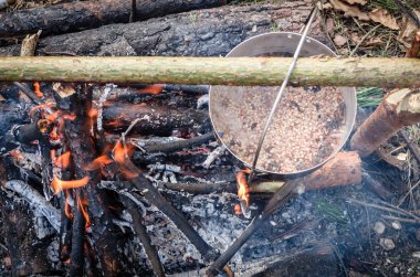 Açık havada kampta yemek