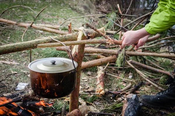 Açık havada kampta krep pişirme