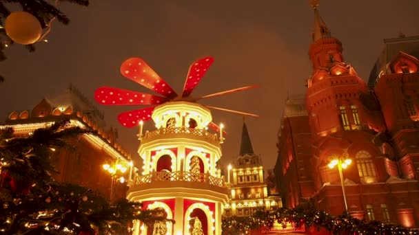 Διακοσμημένα Χριστούγεννα πλατεία Manezhnaya στη Μόσχα κοντά στην Κόκκινη Πλατεία. Όμορφο τοπίο διακοπών με διακόσμηση διακοπών. Weihnachtspyramide - είναι μια πυραμίδα των Χριστουγέννων στις αγορές των Χριστουγέννων με — Αρχείο Βίντεο