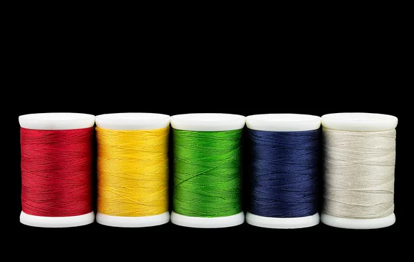 ile renk iplik bobinleri.