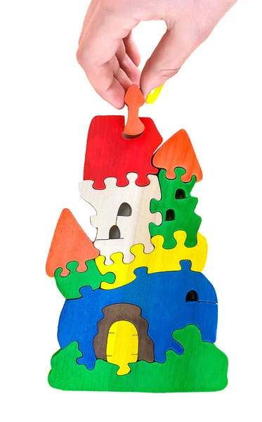 Yalıtılmış bir arka plan üzerinde renkli blokların tahta kale bulmaca oyuncak yaptı.