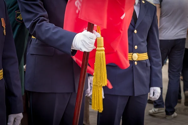 Russland, moskau - 9. Mai 2015: russischer Soldat mit Fahne — Stockfoto