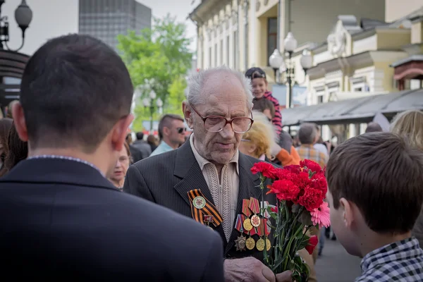 Junger Patriot spricht mit altem Veteranen des Zweiten Weltkriegs — Stockfoto