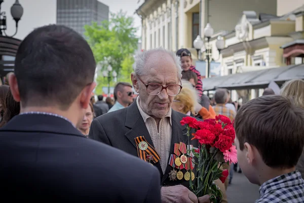 Young patriot speaks with old veteran of World War II — Stock Photo, Image