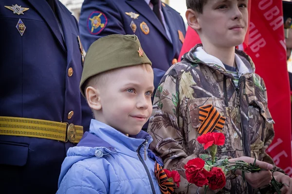 Junge Patrioten tragen Futtermütze mit rotem Stern — Stockfoto