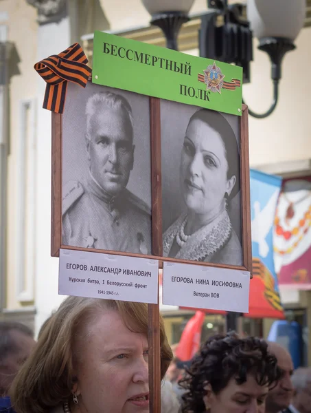 Frau hält Schild mit Bildern ihrer im Zweiten Weltkrieg gefallenen Familie — Stockfoto