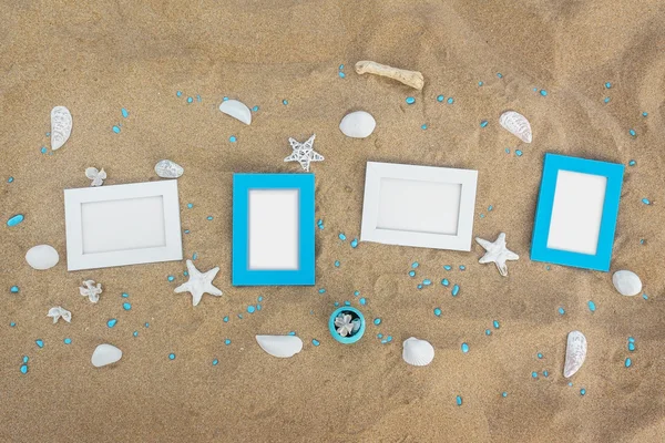 Vier lege fotoframes op het zand strand met decoratie — Stockfoto