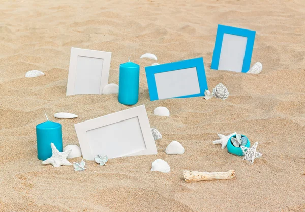 Kum plaj dekorasyonu ile dört boş fotoğraf çerçeveleri