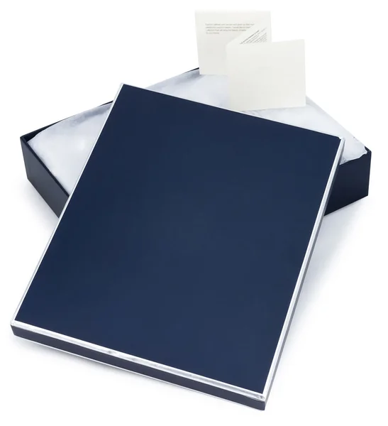 Caja de regalo azul abierto con nota aislada sobre fondo blanco — Foto de Stock