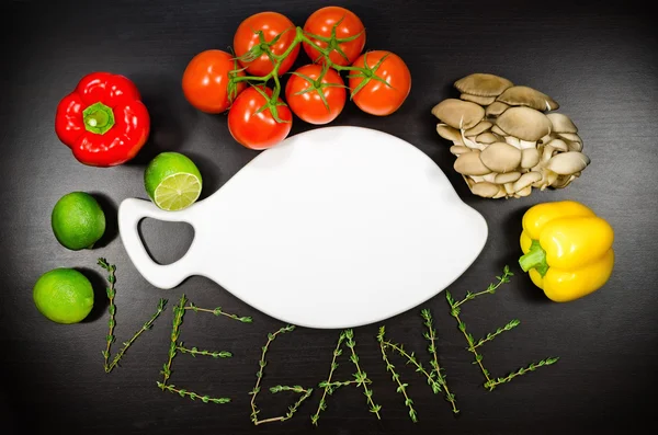 Sebze ve vejeteryan metin boş beyaz kesme tahtası çerçeveli