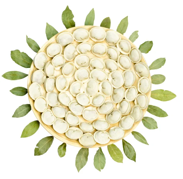 Rus mantı köfte bir plaka üzerinde