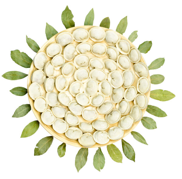 Русские пельмени на тарелке
