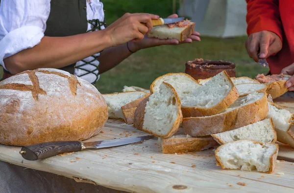 Lidé dát paštika na chleba. Rozostření — Stock fotografie