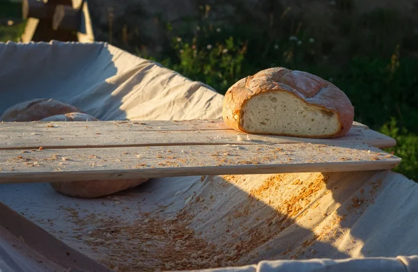 Fresh hearth bread on board in the cart. — Stock Photo, Image