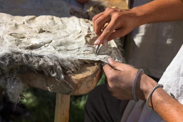 El artesano trabaja con la piel de un animal — Foto de Stock