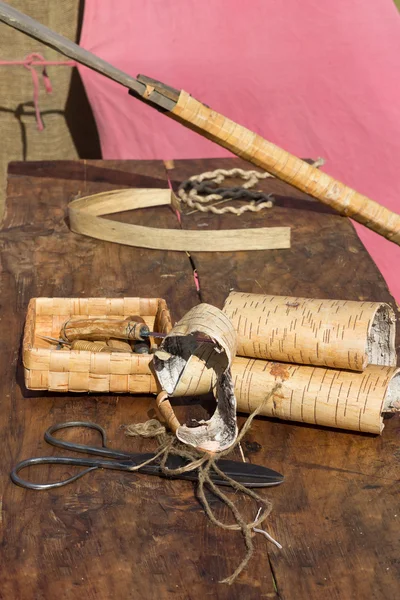 Rollo de corteza de abedul en una mesa de madera — Foto de Stock