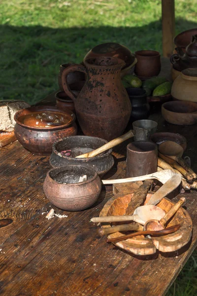 Antiguos platos de madera y arcilla dejados en la mesa después de la cena — Foto de Stock
