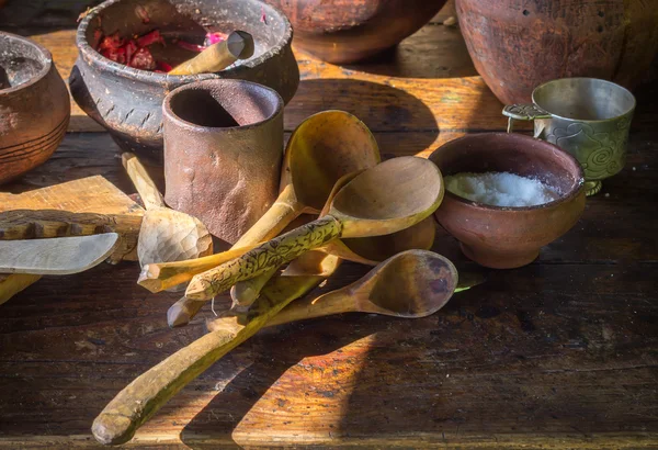 Старовинний дерев'яний та глиняний посуд залишився на столі після вечері — стокове фото