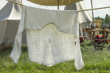 İpe asılı vintage erkek giyim.