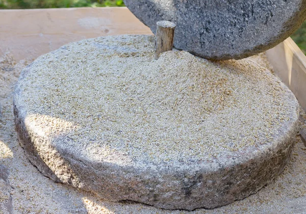 The ancient stone hand grain mill — Stock Photo, Image