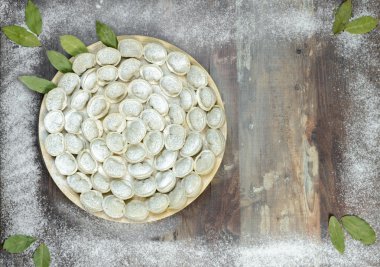 Etli börek - Ahşap arka planda Rus pelmeni